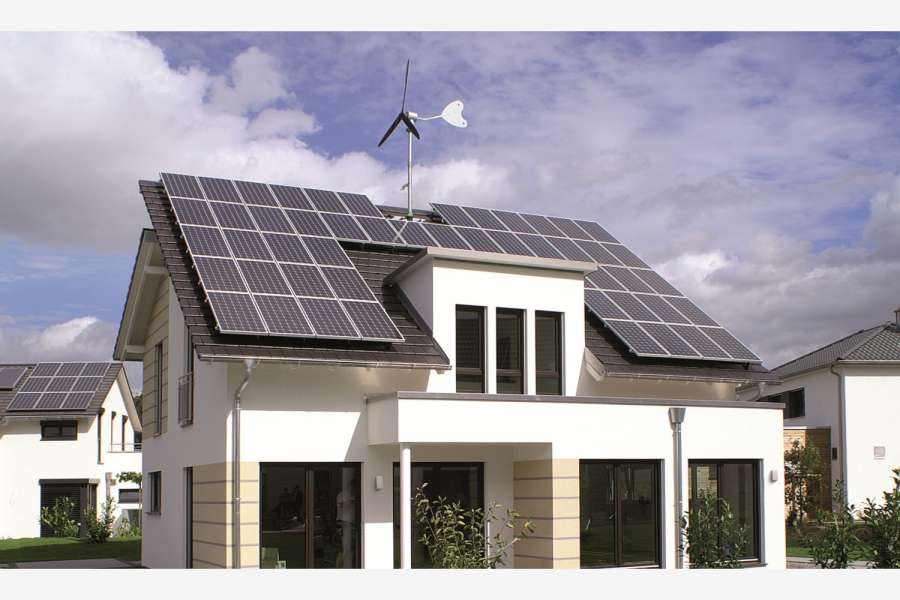 Kleinwindanlage und Solarmodule nutzen die Energie aus Wind und Sonne, Foto: Rensch-Haus/txn