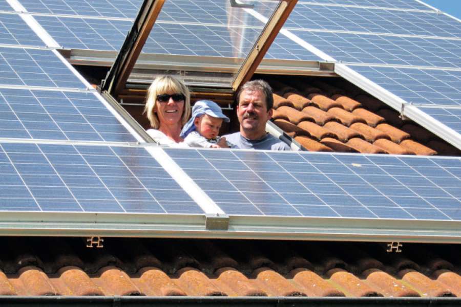 Vor Kurzem hat das Bundesverfassungsgericht in seinem Urteil zum Klimaschutzgesetz klargestellt, dass der Gesetzgeber bereits vor dem Jahr 2030 konkrete Maßnahmen zur CO2-Reduktion formulieren muss. Die Politik ist damit aufgefordert, beim Klimaschutz nachlegen. Politiker aus CDU, SPD und von Bündnis 90/Die Grünen planen nun für die neue Legislaturperiode die Abschaffung der EEG-Umlage. BILD: Grammer SolarR. Ettl