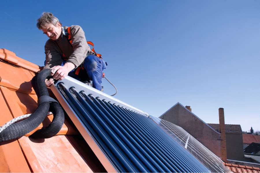 Montage von solarthermischen Modulen zur Heizungsunterstützung: Die KfW fördert Maßnahmen zur Verbesserung der Gebäudeenergieeffizienz. Quelle: BDH Bundesverband der Deutschen Heizungsindustrie