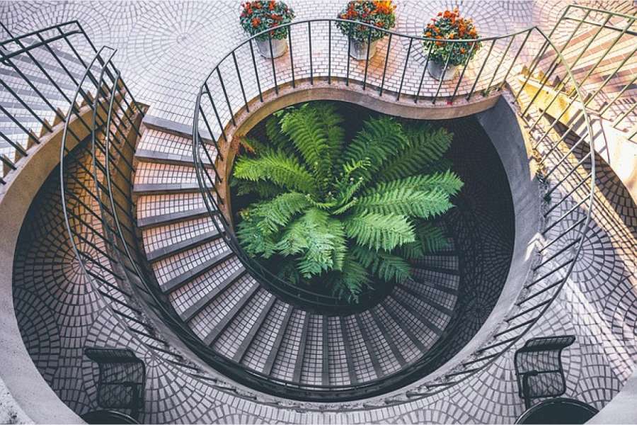 Raus der Denkspirale: Energetisches Bauen mag zunächst teurer sein. Jedoch sinken die Betriebskosten und auf Dauer die Schäden für die Umwelt. FOTO: PIXABAY/ FREE-PHOTOS