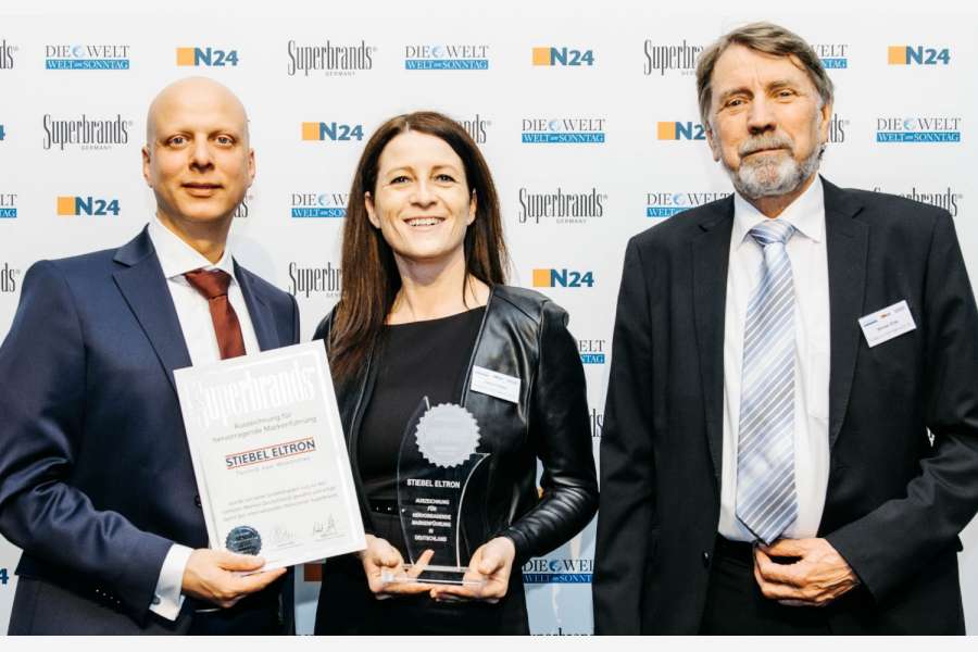 Sie nahmen in Berlin die Superbrand-Auszeichnungen für Stiebel Eltron entgegen (v.l.n.r.): Marketingleiter Claus Kroll-Schlüter, Werbeleiterin Fátima Freitas sowie Michael Birke, Leiter Unternehmenskommunikation. Foto: STIEBEL ELTRON