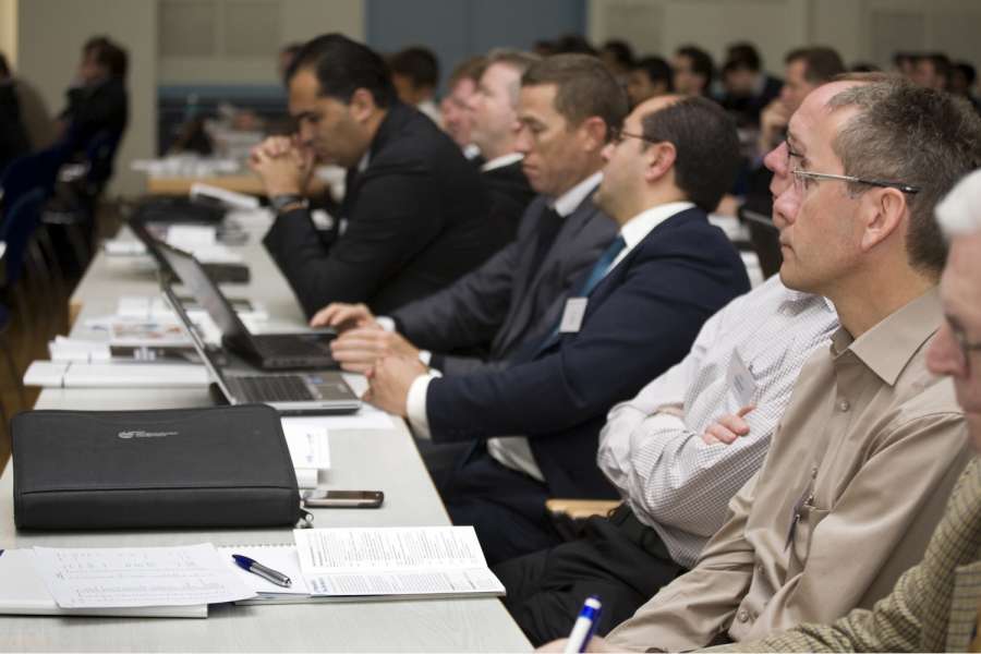 Aufmerksam verfolgen die Teilnehmer die Ausführungen während eines Workshops zum Thema Energiespeicher. Foto: Solarpraxis