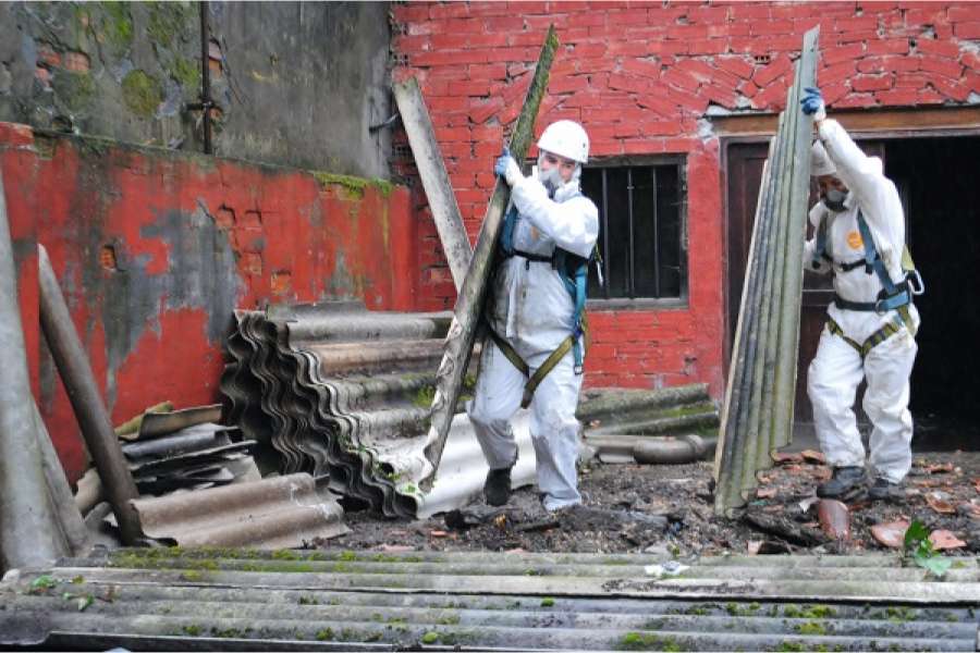Sind Gewerbeimmobilien mit Asbest aus Bauteilen kontaminiert, begründet das Mietminderungen durch die Nutzer. FOTO: FOTOLIA/ECOLOGY