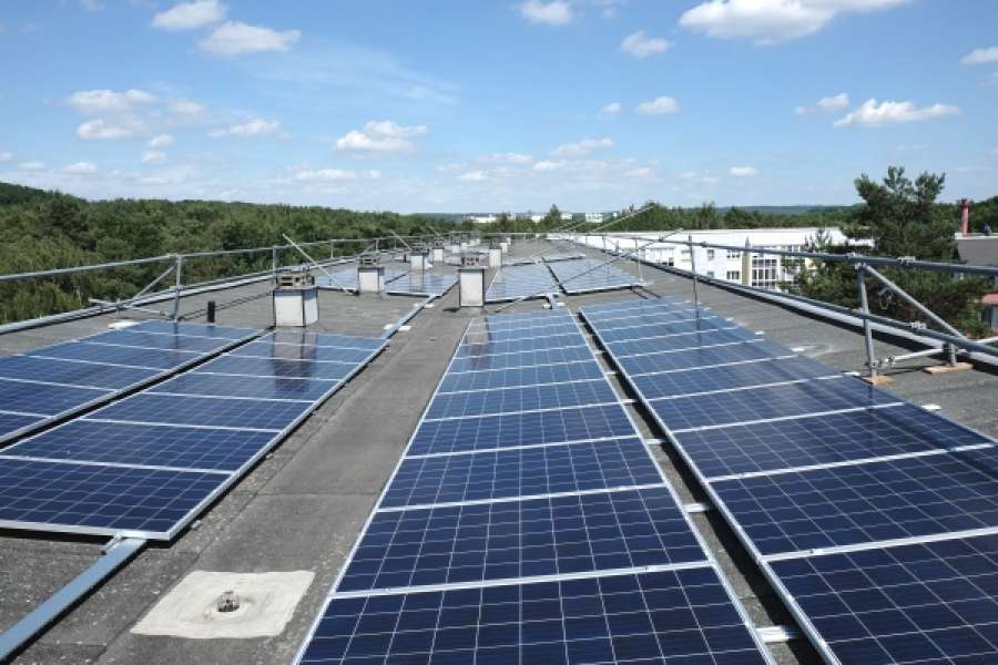 Das Wohnhaus in der Kalkreuther Straße, Dresden bekam eine funkelnagelneue Photovoltaikanlage. FOTO: E.ON Energie Deutschland GmbH