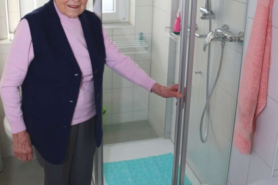 Mieterin Ida Janzen (91) freut sich über ihre neue Dusche mit geringer Einstiegshöhe. FOTO: VWI
