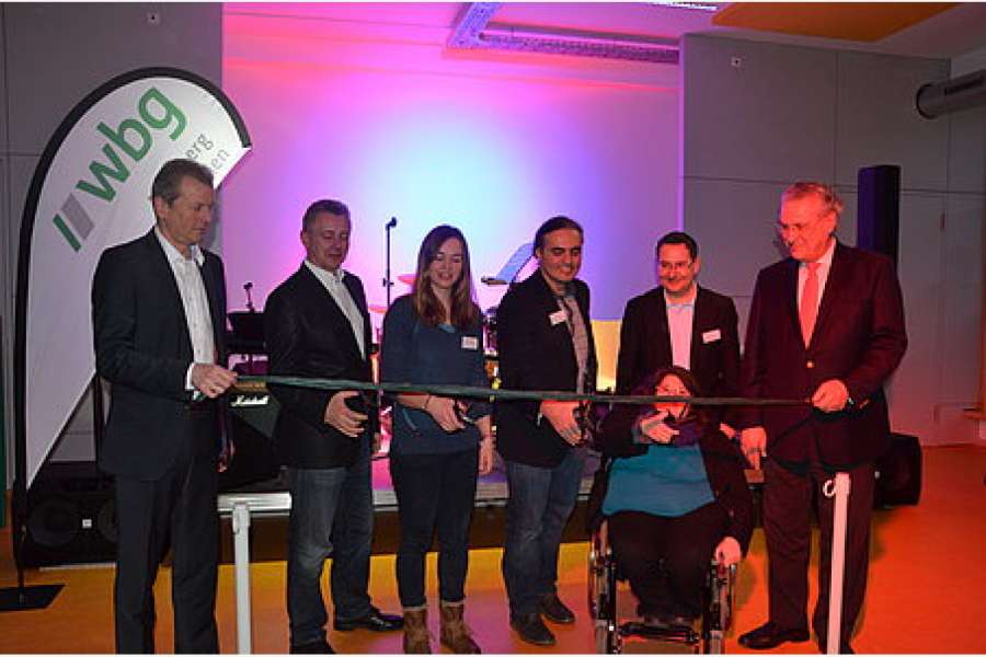 Oberbürgermeister Ulrich Maly, Hans Thomann von der Hans-Thomann-Stiftung, Lisa Weichselbaum/Aktivspielplatz, Erhard Bollmann/Jugendhaus, Stadträte Yasemin Yilmaz und Michael Ziegler vom Verein Fuchsbau e.V. und Innenminister Joachim Herrmann beim Durchschneiden des Bandes zur Eröffnung des Kinder- und Jugendhauses mit Aktivspielplatz. (v.l.n.r.) Foto: Manuel Ernst, wbg