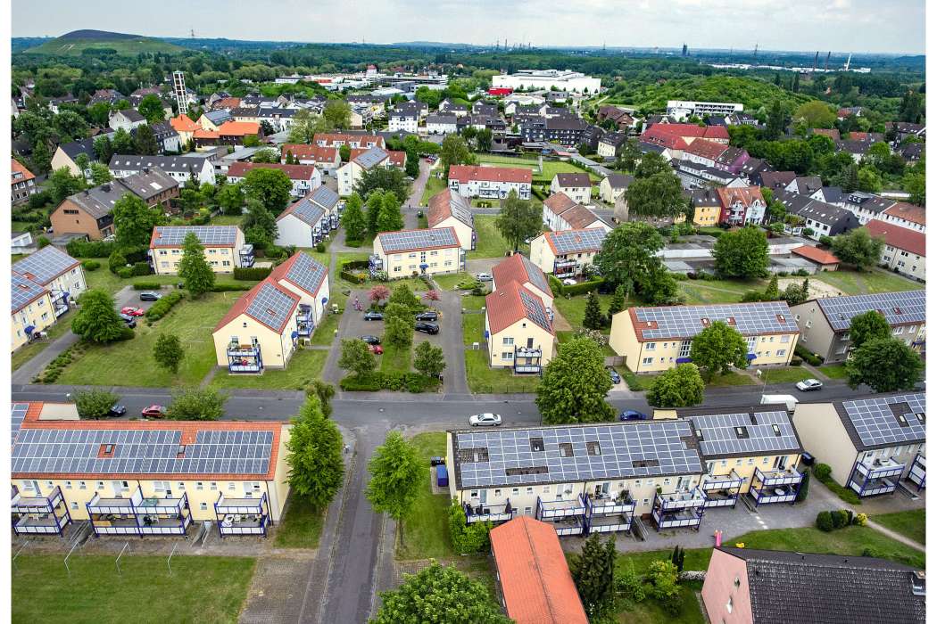Die Solarsiedlung Klosterstraße: „Wir haben in Bottrop eine eigene Energieberatung für Selbstnutzer und Kleinvermieter aufgebaut und über das Quartiersmanagement aufsuchende Energieberatungen organisiert.“ Bild: KlimaExpoNRW-ICM 