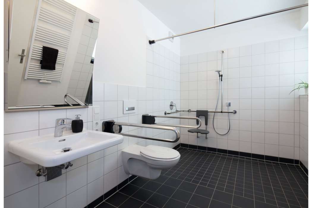Eine ebenerdige Dusche ermöglicht den schwellenlosen Zugang und erhöht die Sicherheit im Alltag. Bild: Jörg Lantelme