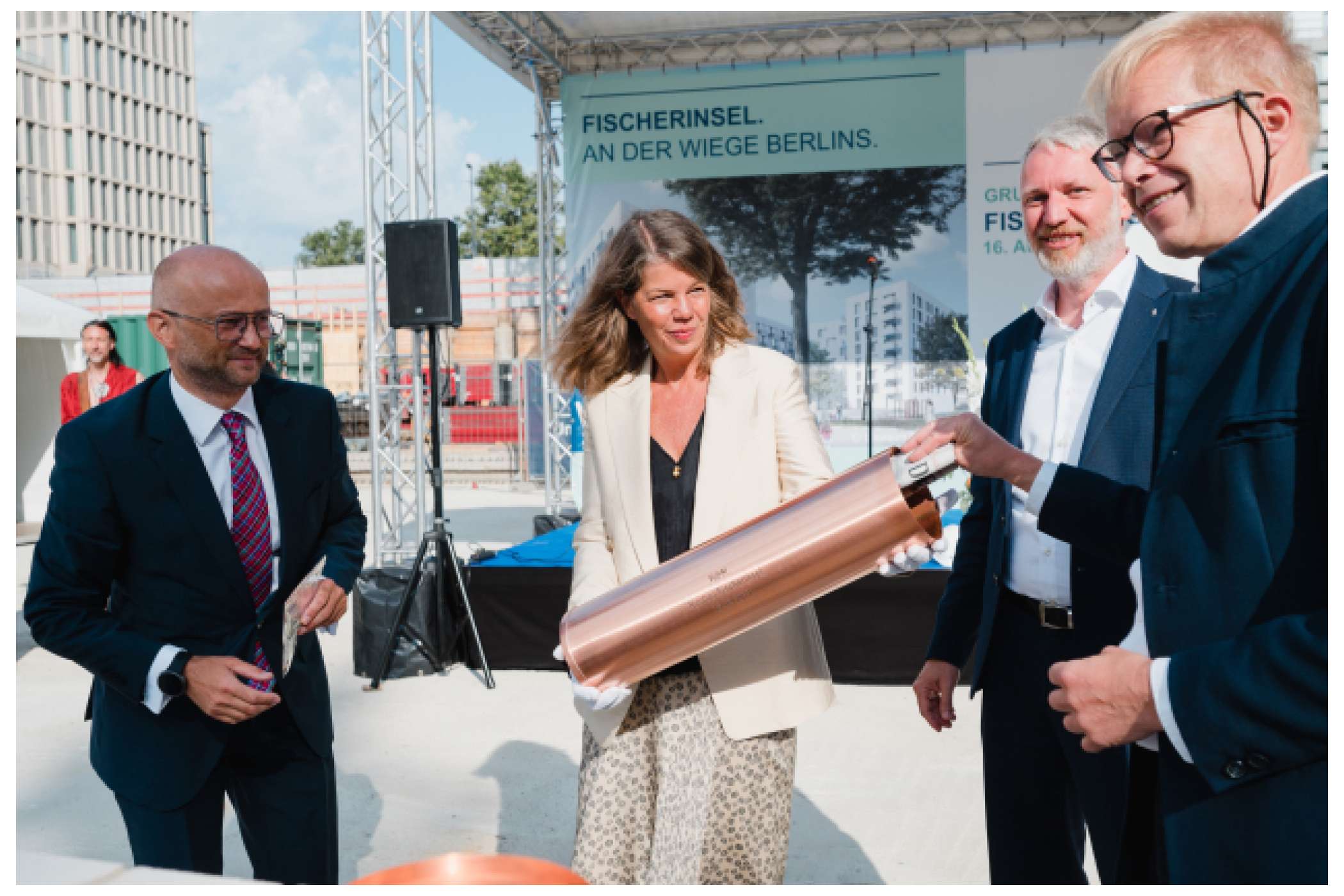 Am 16. August 21 hat die WBM in Beisein von Bausenator Sebastian Scheel und dem Baustadtrat von Mitte Ephraim Gothe den Grundstein für 210 neue Mietwohnungen auf der Fischerinsel gelegt. FOTO: Nils Hasenau 