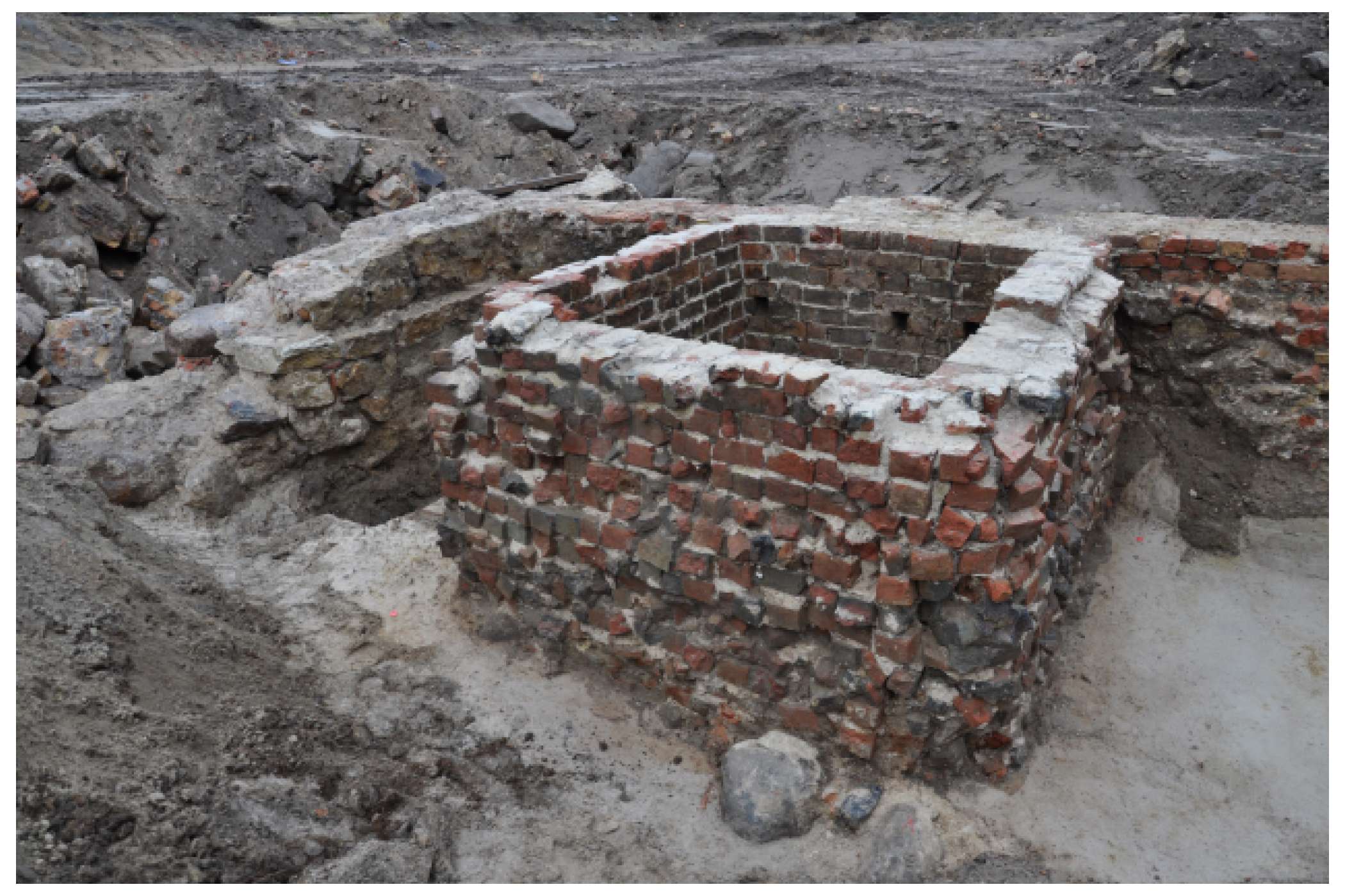 Im Jahr 2016 wurde bei den Vorbereitungen zu dem Neubau dieser archäologischer Fund ausgegraben: eine Latrine aus dem 14. Jahrhundert. Nach Abschluss der geplanten Neubauarbeiten kommt der Fund aus dem Mittelalter in die Grünanlage östlich des Neubaus. Dort wird das historische Bauwerk – geschützt durch einen Pavillon – von der Öffentlichkeit besichtigt werden können. FOTO: Archeofakt/ Eberhard Voelker