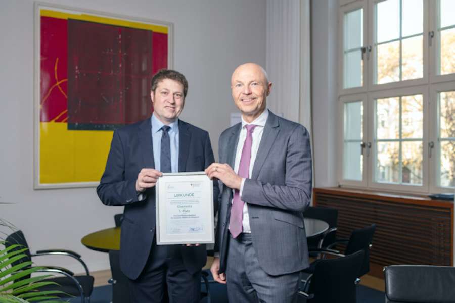Jan Peter Hinrichs (Geschäftsführer des BuVEG) und Dr. Philipp Nimmermann (Staatssekretär im Bundesministerium für Wirtschaft und Klimaschutz BMWK) mit der Urkunde für die Stadt Chemnitz auf Platz 1 des Gebäudeenergieeffizienz-Rankinkgs. Berlin, 27.11.24 Foto: BuVEG/ Jens Oellermann