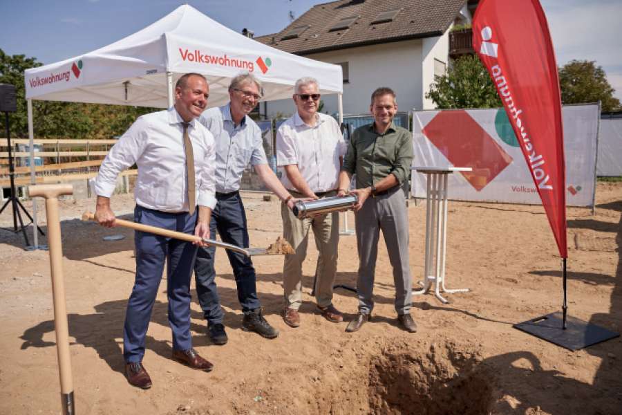Baubürgermeister und Aufsichtsratsvorsitzender der Volkswohnung, Daniel Fluhrer, Architekt Martin Weber, Stadtrat und Aufsichtsratsmitglied der Volkswohnung, Tilman Pfannkuch, sowie Volkswohnungs-Geschäftsführer Stefan Storz (v.l.n.r.) legten die Zeitkapsel in den Baugrund am 26. August 2022. BILD: VOLKSWOHNUNG