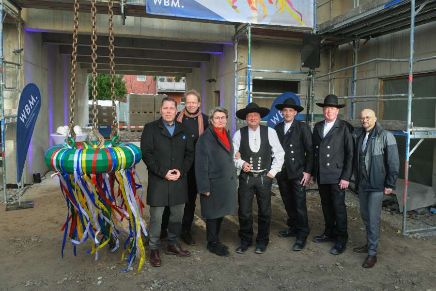 Die WBM Wohnungsbaugesellschaft Berlin-Mitte mbH feierte am 1. februar 2024 das Richtfest mit Senatsbaudirektorin Prof. Petra Kahlfeldt und des Baustadtrats von Mitte, Ephraim Gothe. BILD: Tina Merkau