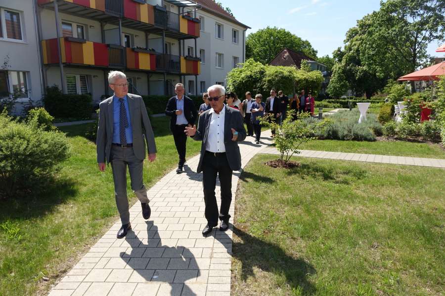 Rundgang _durch das ausgezeichnete Wohngebiet mit Minister Beermann. FOTO: GWV Wittstock