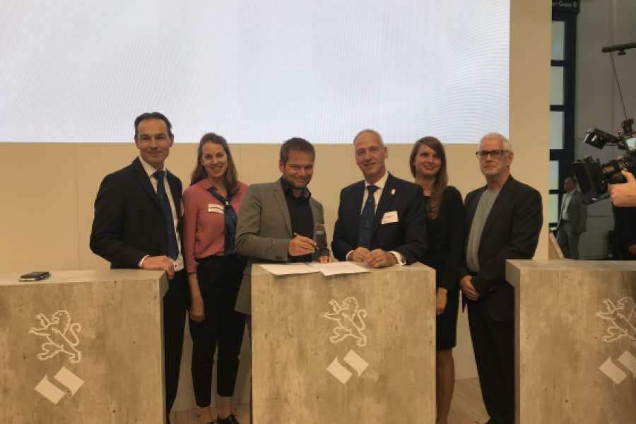 Die VOLKSWOHNUNG ist einer der hubitation associates und unterzeichnete heute auf der Expo Real die entsprechende Erklärung. V.l.n.r. Klaus Straub, Leiter IT NHW; Christine Braun, head of innovation hubitation; Stefan Storz, Geschäftsführer VOLKSWOHNUNG; Dr. Thomas Hain, Leitender Geschäftsführer NHW; Dr. Simone Planinsek, head of hubitation; Hubert Weitzel, Digitalmanager VOLKSWOHNUNG. Foto: NHW Jens Duffner