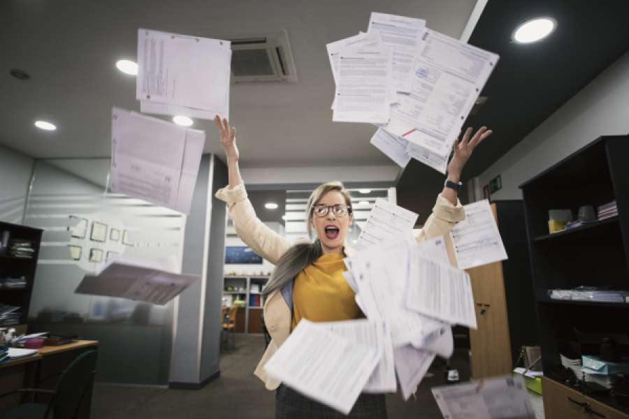 Wie schön, wenn man Papierbergen und Aktenwirtschaft Goodbye sagen kann. FOTO: AdobeStock/ FotoAndalucia