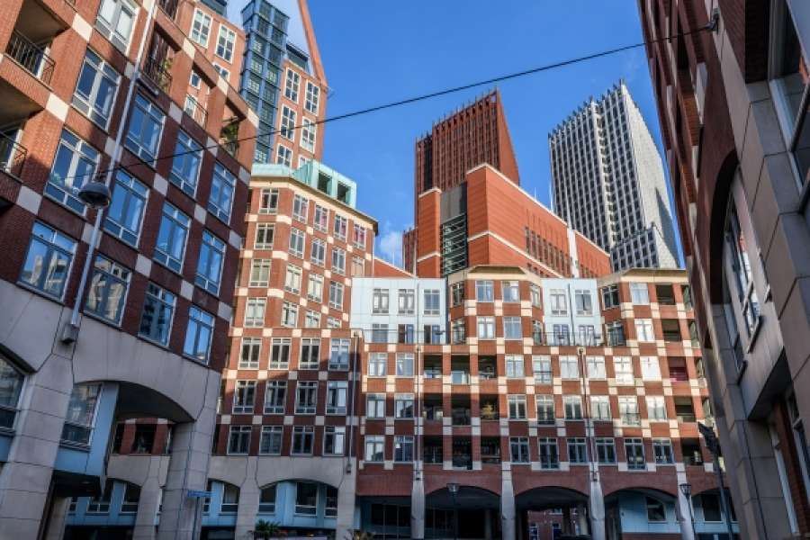 Das Institut der Deutschen Wirtschaft IW Köln hat die Neubaukosten verglichen: Um bezahlbaren Wohnraum zu schaffen, bedarf es auch eines Umdenkens hinsichtlich der Ansprüche an Neubauten und einer Entschlackung der Normenlandschaft. FOTO: ADOBESTOCK/FRENK58