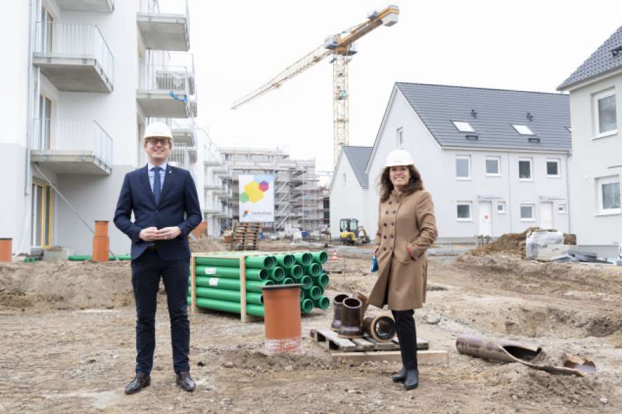 V. l. n. r.: Gewobag-Vorstand Snezana Michaelis und Bezirksstadtrat Kevin Hönicke. FOTO: City Press GmbH