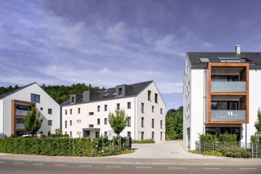 Ein vielbeachtetes Projekt gibt es im bayerisch-schwäbischen Bellenberg. Auf dem Gelände eines ehemaligen Gasthofes sind innerhalb von 15 Monaten drei Mehrfamilienhäuser samt Pflegeeinrichtung, Büros und Praxen entstanden. FOTO: obs/Ziegelwerk Bellenberg Wiest GmbH & Co. KG/tdx/Ziegelwerk Bellenberg 