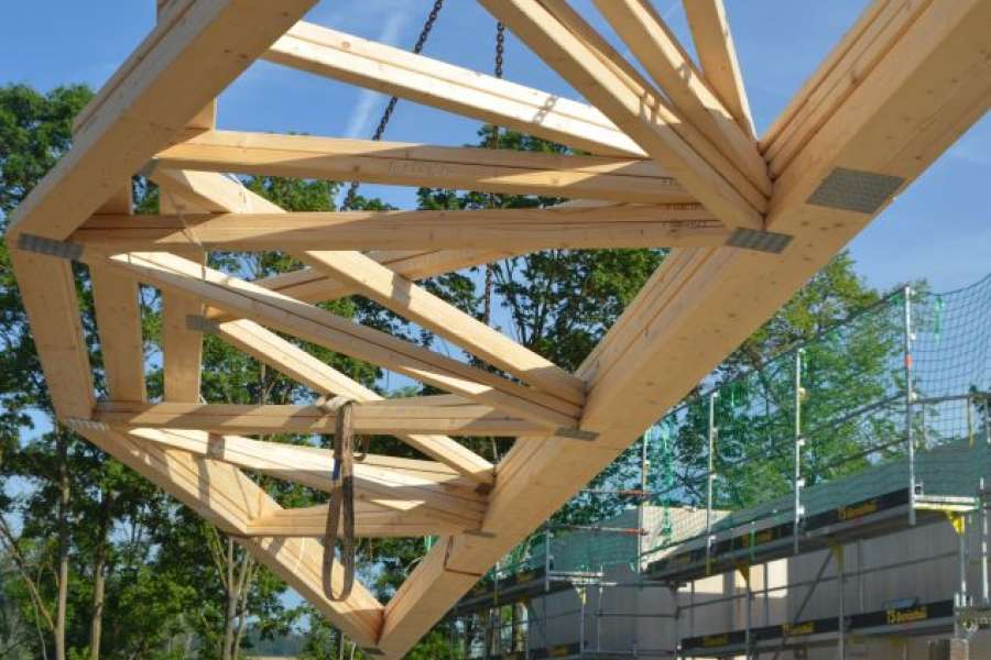 Im Wohnungsbau zuhause: Robuste Nagelplattenbinder werden zum Bau von Dachtragwerken auf Sport- und Gewerbehallen, Supermärkten, Schulen, Ein- und Zweifamilienhäusern sowie aktuell verstärkt im mehrgeschossigen Wohnungsbau eingesetzt. Die schlanken, vergleichsweise leichten, dabei aber extrem belastbaren Tragwerkselemente bieten sich darüber hinaus für Aufstockungsprojekte in Ballungsräumen an. Foto: Achim Dathe für Krug Holzsystembinder/GIN