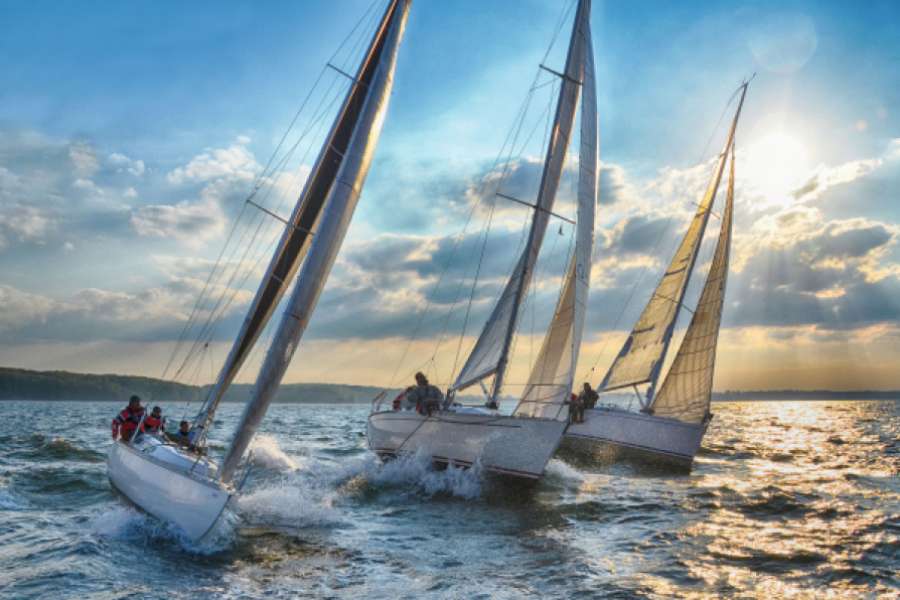 „Klar zur Wende“ lautet ein Kommando unter Seglern vor einem Kurswechsel: Der Wind soll zukünftig auch in der Stromproduktion die entscheidende Kraft sein. FOTO: ADOBESTOCK/ IRKINGWER