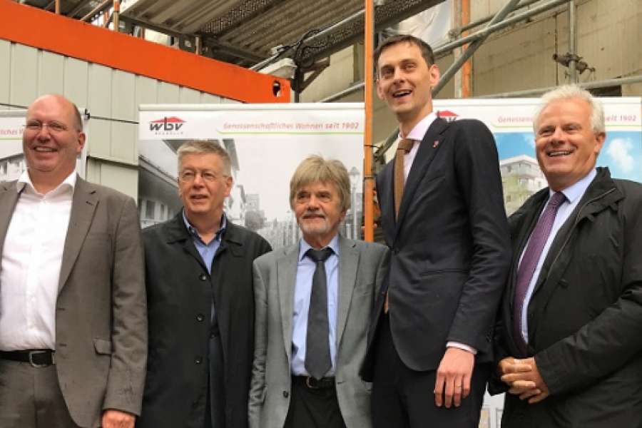 Die Herren des Richtfestes beim Wohnungsbau-Verein Neukölln. Foto: wbv