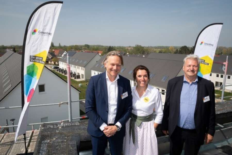 v.l.n.r. Frank Vierkötter (Geschäftsführung der BWBG), Snezana Michaelis (Vorstandsmitglied der Gewobag) und Wilfried Nünthel (Bezirksstadtrat im Bezirksamt Lichtenberg). Copyright: City-Press