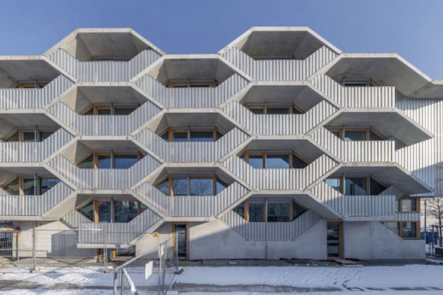 Eine ganz besondere Bauweise gibt es in München zu bewundern: ein Wohnhaus im Sechseckformat. Bisher handelt es sich "nur" um ein Pilotprojekt der Wogena GmbH in München, die serielle Fertigung ist aber in Planung. FOTO: Edward Beierle