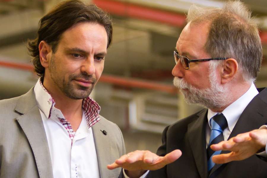 Neuer Vertriebsleiter Maurice Berg (links) im Gespräch mit Werksleiter Klaus Osterholt. Foto: Kingspan Gefinex