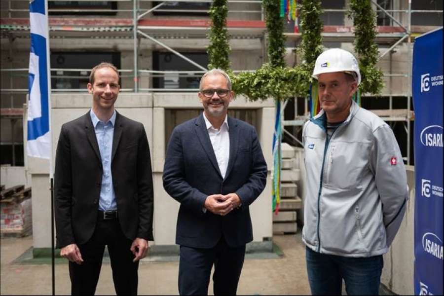 Richtfest Drei Horizonte am 18.08.21, v. li.: Robert Lange, Prokurist Isaria Projektentwicklung; Henrik Thomsen, CDO Deutsche Wohnen SE; Michael Felber, Polier, Jökel GmbH (Firma für Rohbau) Bild: Deutsche Wohnen SE/ MERIAG Roman Gerike