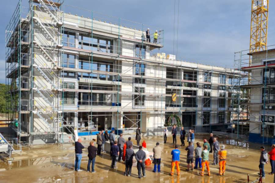 Das Richtfest im Oktober war ein riesen Erfolg. Architekten und Planer freuen sich mit der Bauherrin und Vertretern der Gemeinde über den Rohbau. BILD: Joseph-Stiftung . Kirchliches Wohnungsunternehmen
