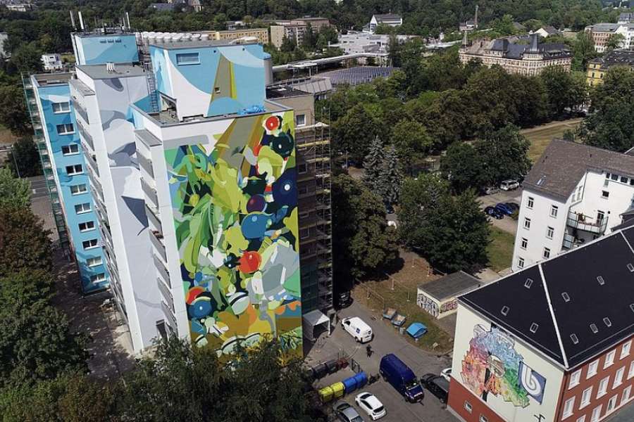 Abstraktes Wandbild "Boulevard & Natur" am Brühl-Eingang. FOTO: