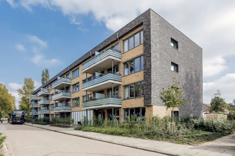 Dieses Mehrfamilienhaus (Utrecht, NL) wurde zu einem komfortablen und bezahlbaren Zuhause umgebaut, das keine fossilen Brennstoffe mehr benötigt. Foto: Monique Wüstenhagen