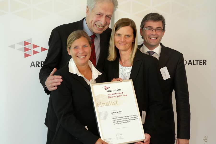 Auszeichnung von Aareon als Finalist beim Ideenwettbewerb „Arbeit und Alter“. V. l.: Karin Veyhle, Aareon, Dr. Henning Scherf, Bürgermeister und Präsident des Senats der Freien Hansestadt Bremen a.D., Nicole Herbertz, Aareon, Stefan Becker, Geschäftsführer berufundfamilie gGmbH. Foto: Aareon
