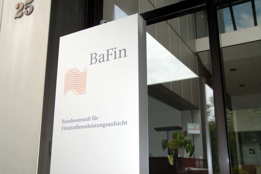 Die staatliche Finanzaufsicht BaFin hat die Daumenschrauben für die Vergabe von Immobilienkrediten ein wenig gelockert. Foto: Adobestock/nmann77