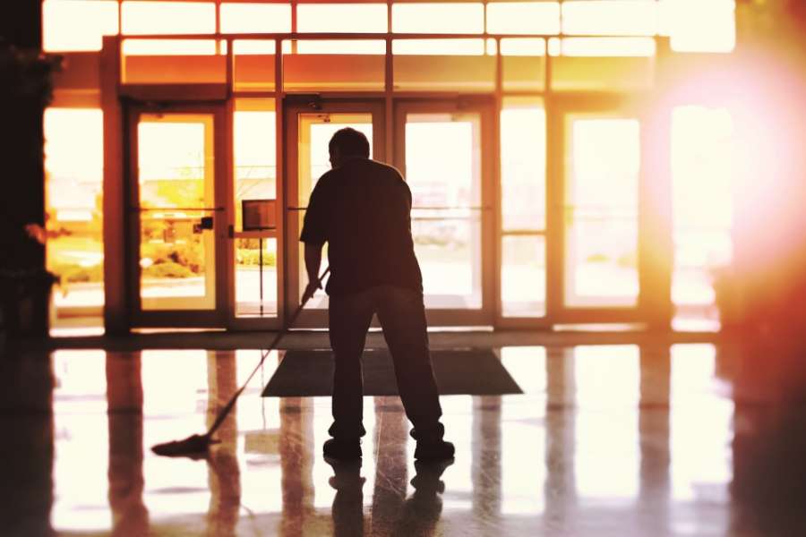 Welche Kosten verursacht die Reinigung eines Foyers in einer Büroimmobilie? Foto: Adobestock/Soupstock