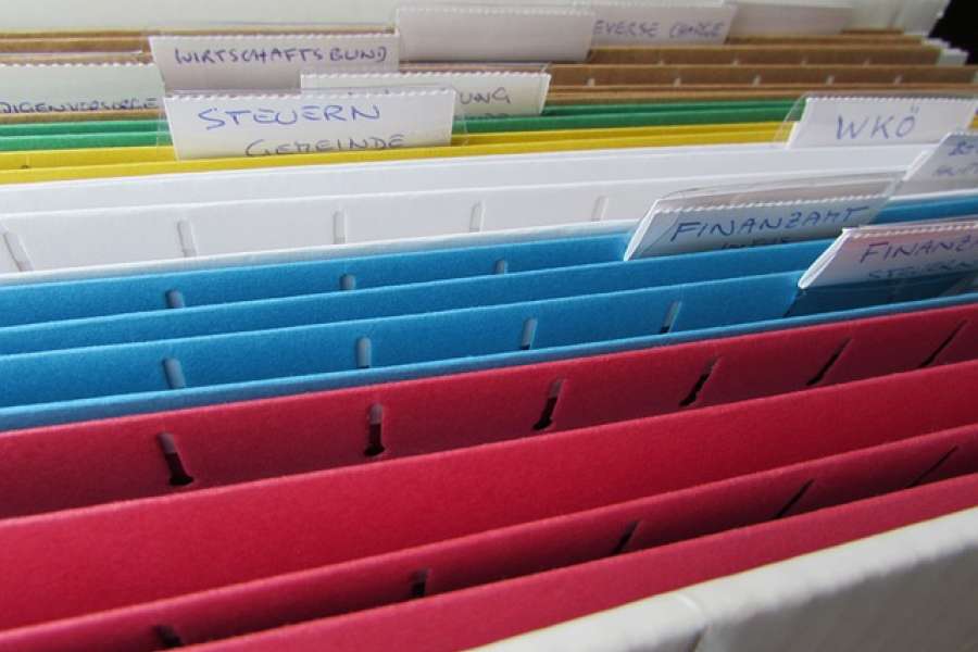 Akten in Papierform sind schwer zu vergleichen. Wie wäre es mit einem Service, der Altlasten digitalisiert und auch neue Angebote heraussucht? FOTO: PIXABAY