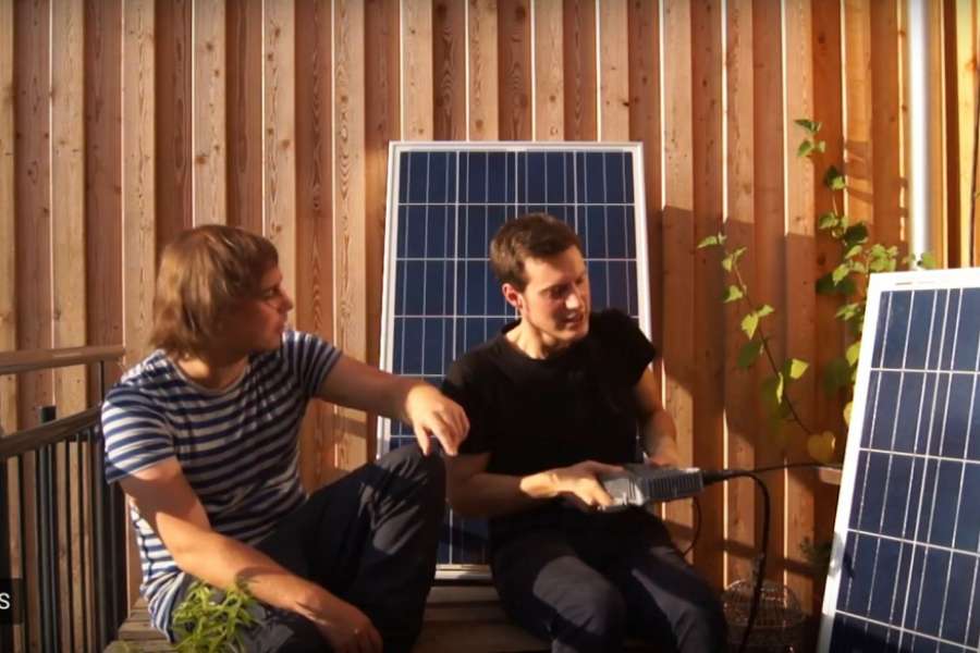 Wenn der Vermieter vorher informiert wird und sie technisch korrekt installiert wird, spricht eigentlich nichts gegen eine eigene Mini-Solarnalge auf dem Balkon. BILD: Video-Screenshot http://www.generation-energiewende.de/