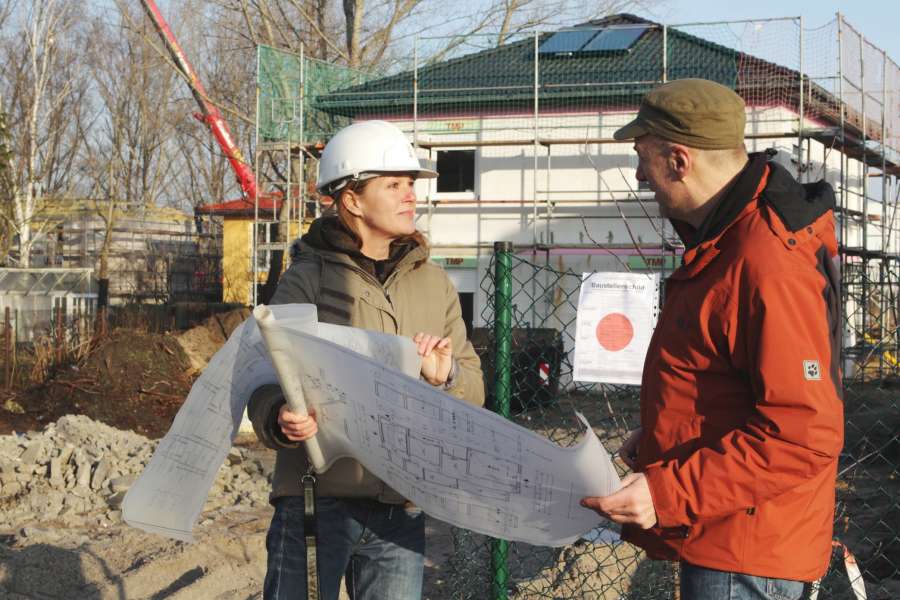 Der „rote Punkt“ an einem Baugrundstück ist der sichtbare Beweis für die behördliche Freigabe der Bauarbeiten.
Foto: Wüstenrot Bausparkasse AG