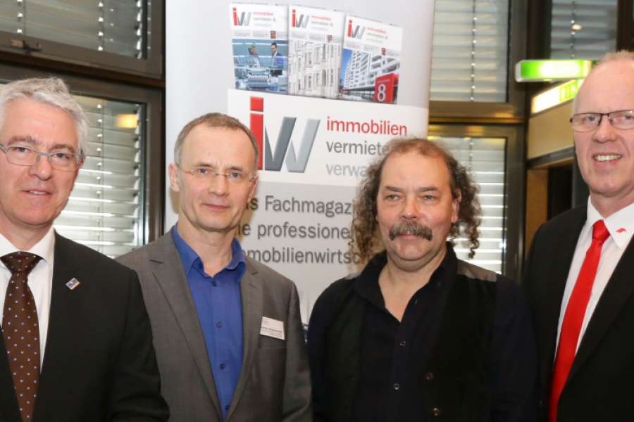 Bildzeile: Chefredakteur Thomas Engelbrecht (2. v. li.) mit den Referenten Dr. Eckard Jantzen, Dipl.-Ing. Bernd Schwarzfeld und Joachim Bode (v.l.n.r.). FOTO: MESSE BERLIN