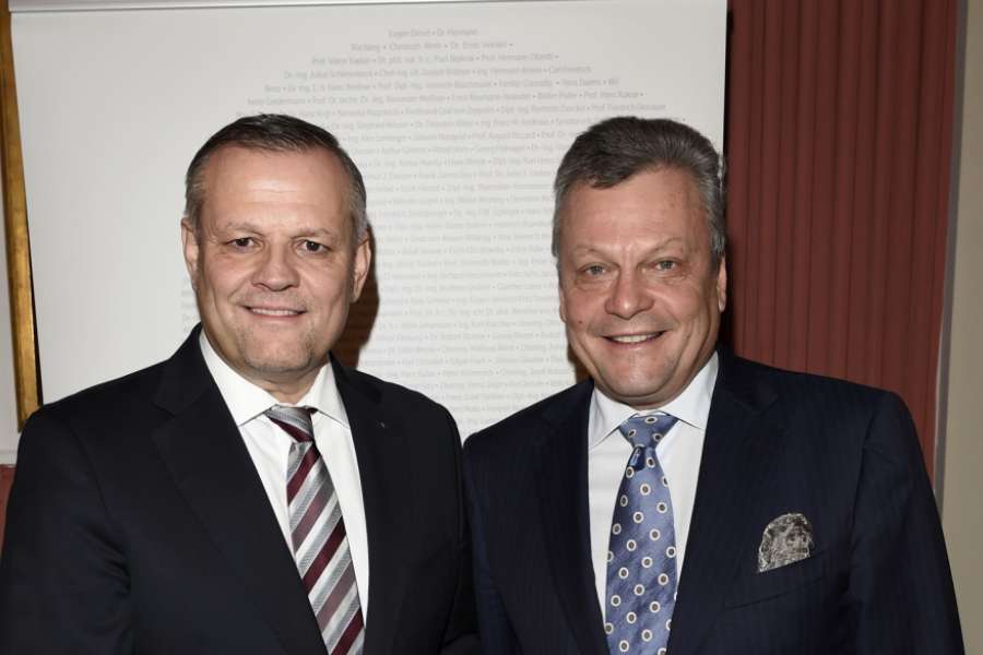 Freuen sich über die Dieselmedaille: v. l.: Andreas Engelhardt, geschäftsführender und persönlich haftender Gesellschafter der Schüco International KG und Laudator Dr. Stephan Kufferath, Vorstand der GKD - Gebr. Kufferath AG. Foto: Michael Tinnefeld, München.