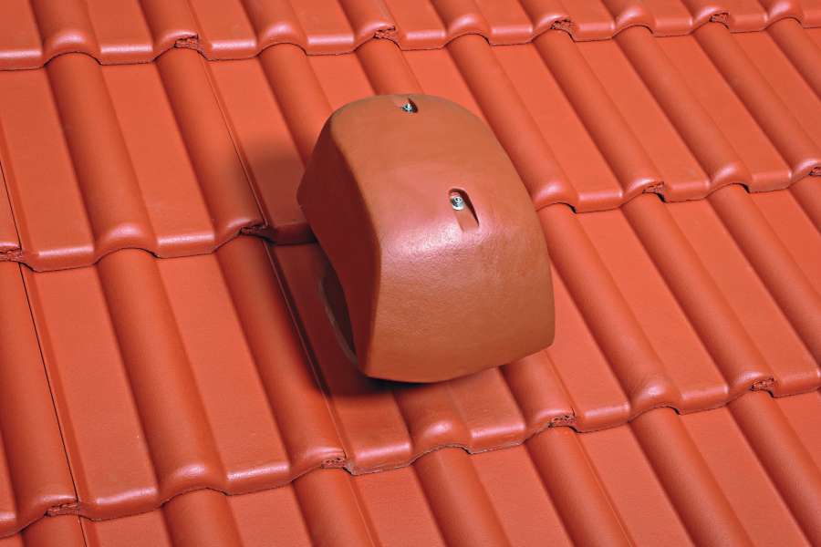 Materialgleich und farblich abgestimmt - der neue Dachdurchgang. Foto: Braas