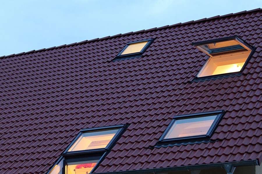 Das moderne Dachflächenfenster lässt Sonne herein und blockt Hitze ab, Foto: Wüstenrot Bausparkasse AG