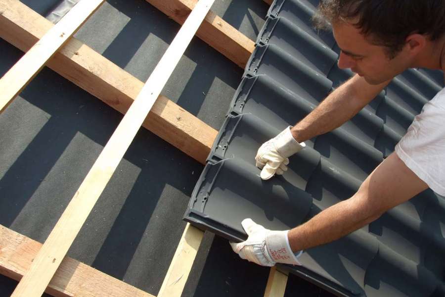 Die Ziegel sind bei der Sanierung flexibel einsetzbar und ermöglichen die Neueindeckung des Daches. Foto: Wienerberger/Koramic