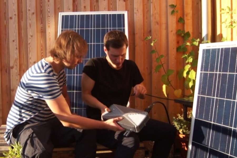 "Einfacher als ein Bett zusammenbauen" ist das Stecken einer Mini-PV-Anlage auf dem Balkon. Video-Screenshot heidelberger energiegenossenschaft produziert: http://hd-eeg.de/
