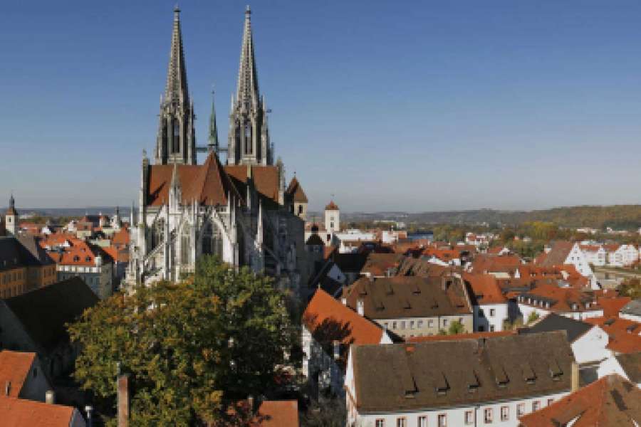 Das romantische Bild von der Regensburger Altstadt mit dem Dom St. Peter täuscht: Dank BMW boomt die Stadt an der Donau. Foto: Stadt Regensburg