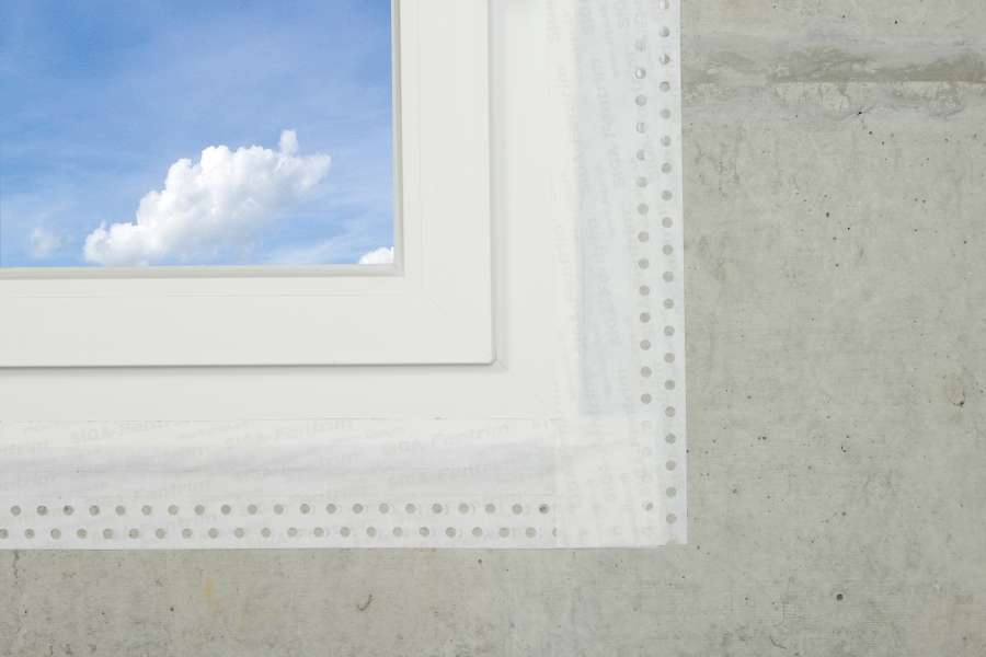 Ohne zusätzliche Voranstriche oder Dichtmassen wird die Fuge zwischen Fenster und Massivbau verschlossen, Foto: Siga