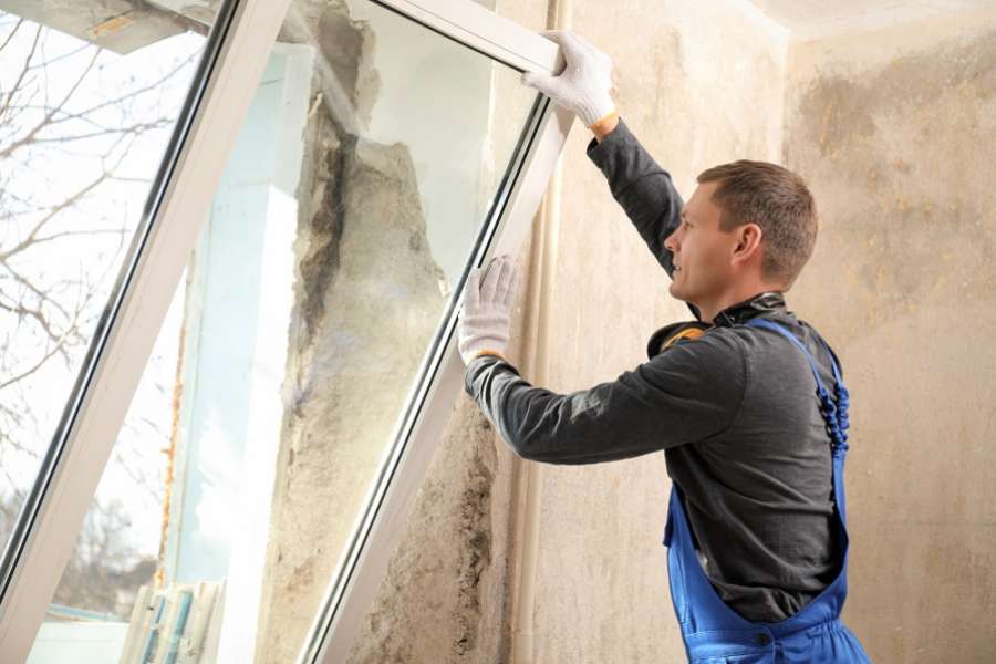 Für den Austausch alter Fenster sinkt der Fördersatz zum 15. August von 25 auf 20 Prozent. Foto: Adobestock/New Africa