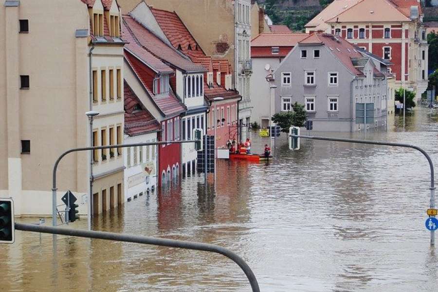 Hochwasser und Flut richten große Schäden an, Hausbesitzer und Mieter sind Leidtragende. Umso besser, wenn sich Unternehmen solidarisch erklären und Hilfe leisten, wie zum Beispiel durch das Sammeln und Bereitstellen von Spenden. BILD: Pixabay/ LucyKaef