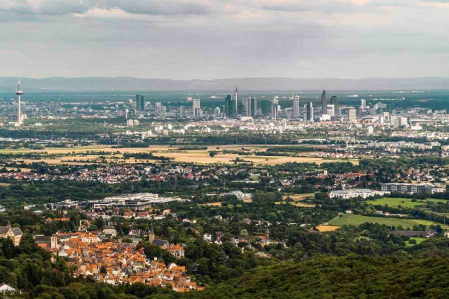Während preiswerte ländliche Regionen die größten Anstiege aufweisen, sind die Mieten in den teuren Städten allmählich ausgereizt. Dieses Bild zeigt sich auch in Hessen: In den teuren Regionen in und um Frankfurt stabilisieren sich die Mieten. FOTO: PIXELIO/S.A.IMMANUEL